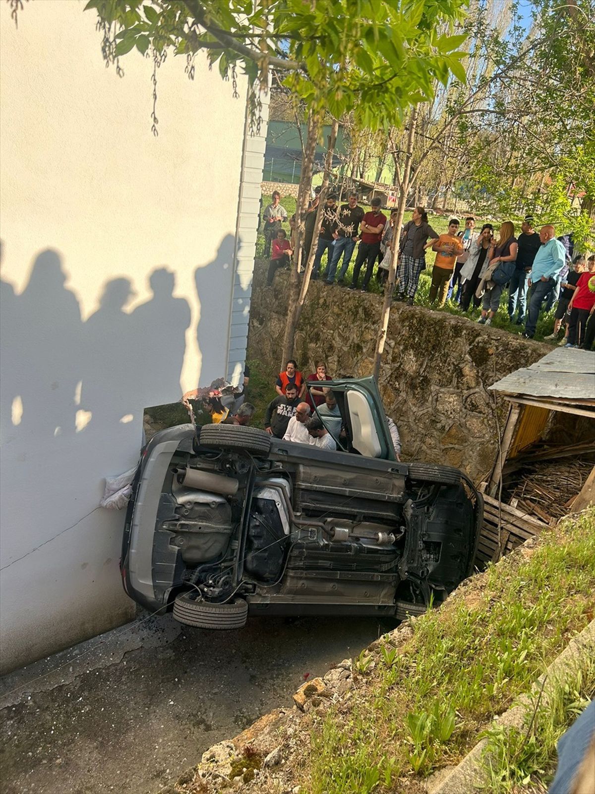 Tunceli'de kaza sonucu otomobil istinat duvarından düştü, sürücü yaralandı