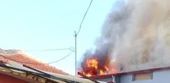 Denizli'de İki Katlı Binanın Çatı Katında Yangın Çıktı