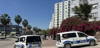 Adana'da Otomobilin Otobüs Durağına Çarpması Sonucu 7 Kişi Yaralandı