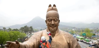 Kral Sejong'un bronz heykeli temizlendi