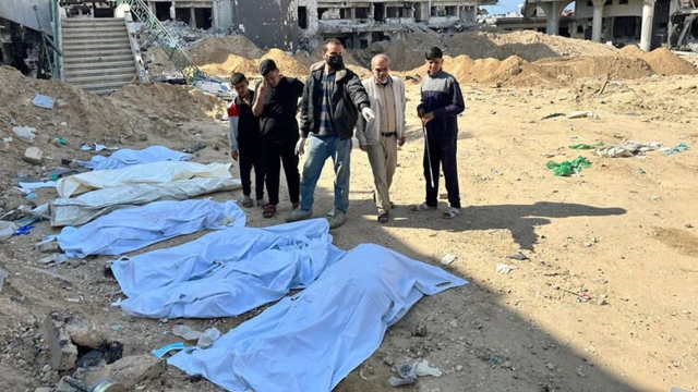 İsrail'in vurduğı Gazze'deki Şifa Hastanesi avlusunda toplu mezar bulundu