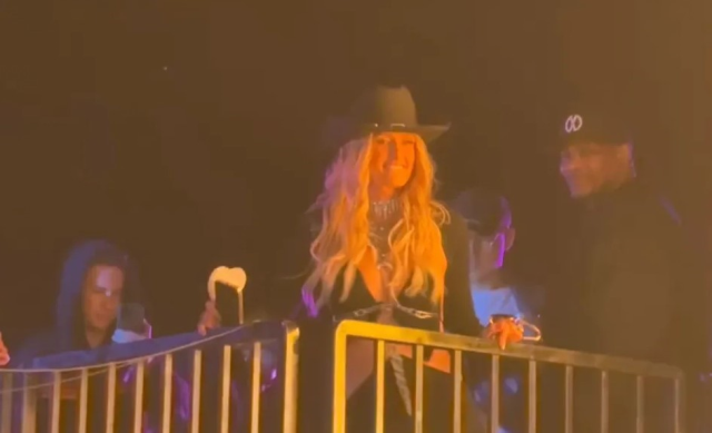 Paris Hilton, Taylor Swift ve erkek arkadaşı Travis Kelce'ye yer açılması için Coachella müzik festivali VIP alanından çıkarıldı