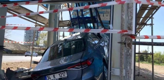 Etimesgut'ta Uykuya Dalan Otomobil Üst Geçidin Asansörüne Çarptı