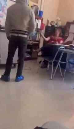 Amerika Birleşik Devletleri'nde bir lise öğrencisi, yaşlı öğretmenini defalarca tokatladı, diğer öğrenciler kahkaha atarak izledi Amerika Birleşik Devletleri'nde bir lise öğrencisi, yaşlı öğretmenini defalarca tokatladı, diğer öğrenciler kahkaha atarak izledi