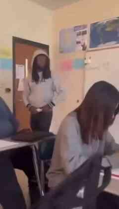 Amerika Birleşik Devletleri'nde bir lise öğrencisi, yaşlı öğretmenini defalarca tokatladı, diğer öğrenciler kahkaha atarak izledi Amerika Birleşik Devletleri'nde bir lise öğrencisi, yaşlı öğretmenini defalarca tokatladı, diğer öğrenciler kahkaha atarak izledi