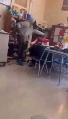 Amerika Birleşik Devletleri'nde bir lise öğrencisi, yaşlı öğretmenini defalarca tokatladı, diğer öğrenciler kahkaha atarak izledi Amerika Birleşik Devletleri'nde bir lise öğrencisi, yaşlı öğretmenini defalarca tokatladı, diğer öğrenciler kahkaha atarak izledi