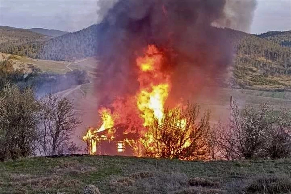 Sinop'un Boyabat ilçesinde yangında ahşap ev kullanılamaz hale geldi