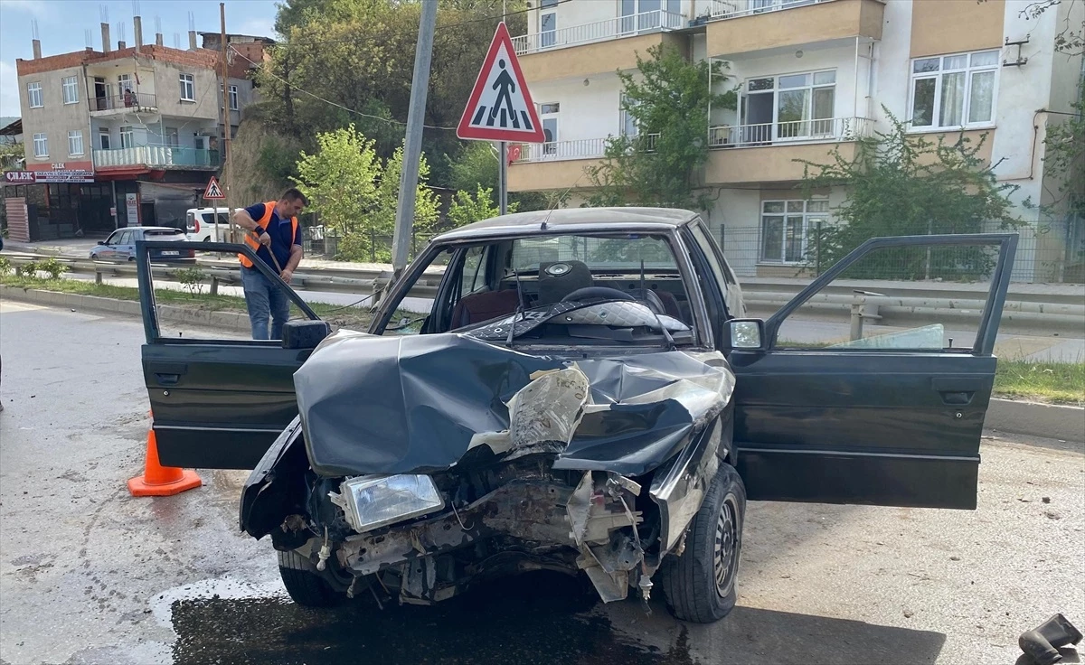 Sinop'un Boyabat ilçesinde otomobil devrildi, 2 kişi yaralandı