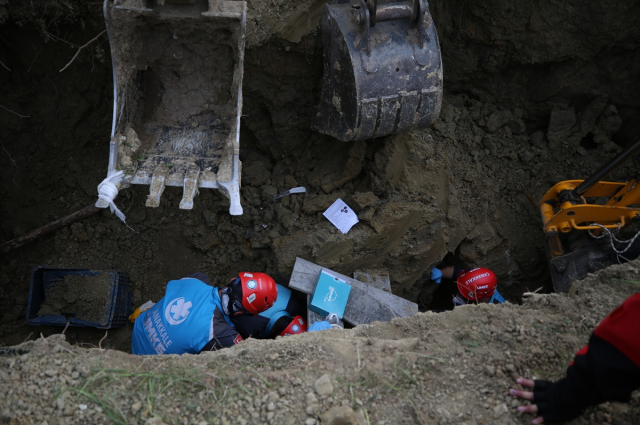 Çanakkale'de kanal kazısında toprak altında kalan 3 işçiden 2'si yaşamını yitirdi