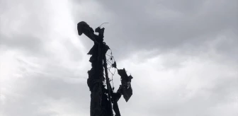 Denizli'nin Tavas ilçesinde Milli Mücadele kahramanı Köpekçi Nuri Efe heykeli yangında hasar gördü