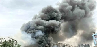 Esenyurt'ta Ahşap Kapı Fabrikasında Yangın Çıktı