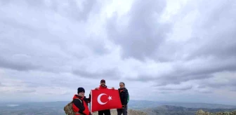 Kırşehirli Dağcılar Baran Dağları'na Türk Bayrağı Açtı