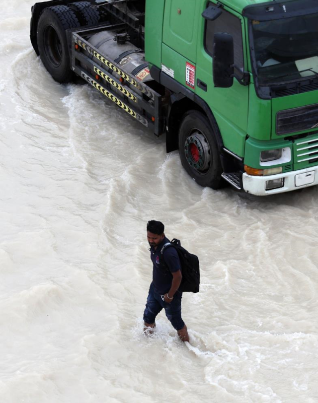 Körfez ülkelerinde sel! Umman'da 20, Birleşik Arap Emirlikleri'nde 1 kişi hayatını kaybetti