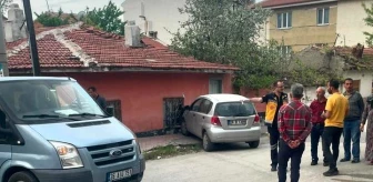 Eskişehir'de Yol Ayrımında Meydana Gelen Trafik Kazasında Otomobil Bir Evin Duvarına Çarptı