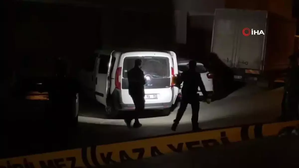 Motosikletli 2 şüpheli park halindeki araçları kurşunlayarak kaçtı