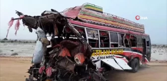 Pakistan'da yolcu otobüsü, tanker ve kamyonet birbirine girdi: 8 ölü