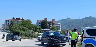 Samandağ'da Otomobil Çarpışması: İki Sürücü Yaralandı