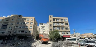 Şanlıurfa'da deprem sonrası ağır hasarlı binaların kontrollü yıkımı devam ediyor