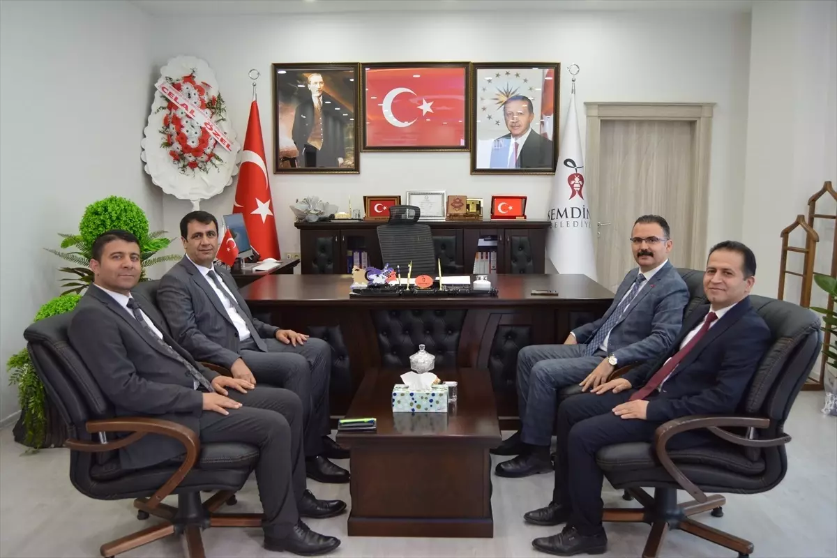 Şemdinli Kaymakamı Ali Ekber Ateş, Belediye Başkanı Fahri Şakar'ı ziyaret etti