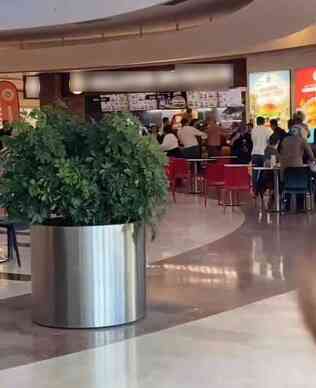 Siparişi değiştirmeyi reddeden restoran çalışanını dövdüler