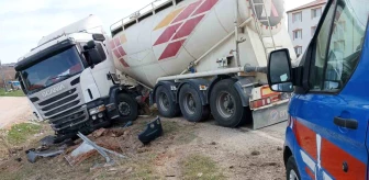 Tokat'ta beton mikseri ile otomobil çarpışması sonucu 4 kişi yaralandı