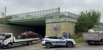 Tuzla'da Üst Geçitten Caddeye Düşen Otomobilin Sürücüsü Yaralandı