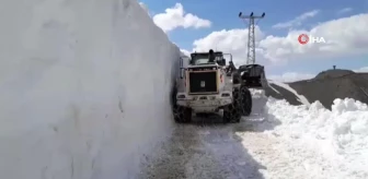 Yüksekova'da 5 metreyi bulan karda yol açma çalışması