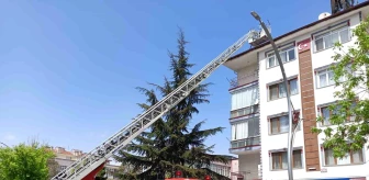 Ankara'da bir apartmanın çatısında çıkan yangın kontrol altına alındı