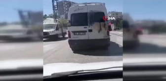 Ankara'da ilginç yolculuk kamerada: Minibüsün camından sarkan köpek görenleri şaşırttı