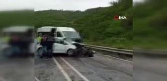Arnavutköy'de minibüs ile otomobil kafa kafaya çarpıştı: 1 ölü, 7 yaralı
