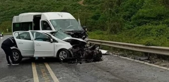 Arnavutköy'de servis minibüsü ile otomobil çarpıştı: 1 ölü, 7 yaralı