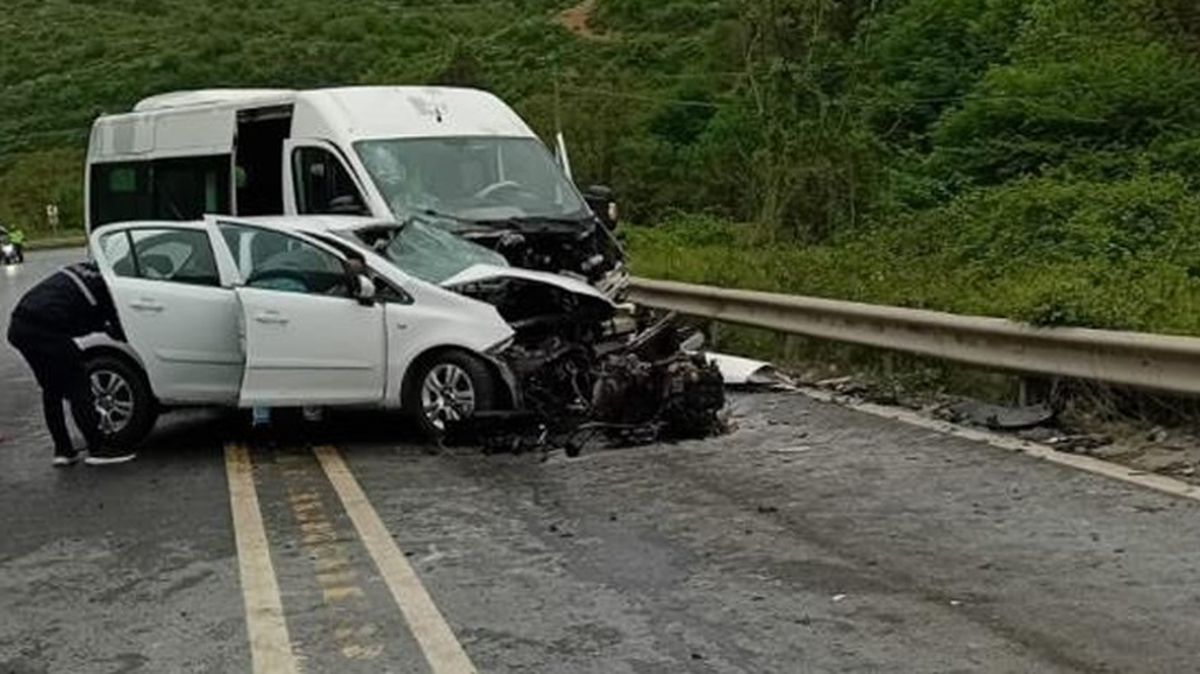 Arnavutköy'de servis minibüsü ile otomobil çarpıştı: 1 ölü, 7 yaralı