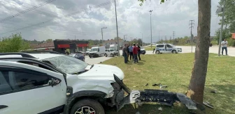 Düzce'de Kavşakta Meydana Gelen Kaza Sonucu 3 Kişi Yaralandı