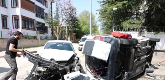 Elazığ'da otomobil ile çarpışan hafif ticari araç yan yattı, 1 kişi yaralandı