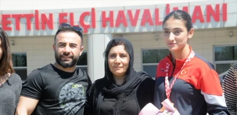Gençler Avrupa Boks Şampiyonası'nda derece yapan sporcu Cizre'de çiçeklerle karşılandı