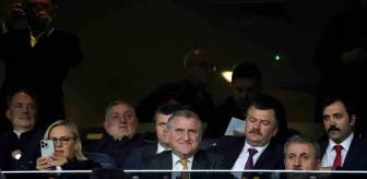 Gençlik ve Spor Bakanı Osman Aşkın Bak, Fenerbahçe-Olympiakos maçını tribünden izledi