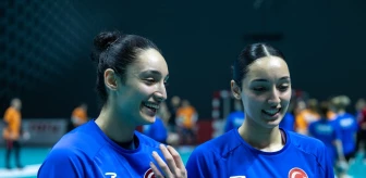 Milli Kadın Hentbol Takımı'nın ikizleri Sinem ile Gizem Yapıcı, Avrupa Şampiyonası'na gidiyor