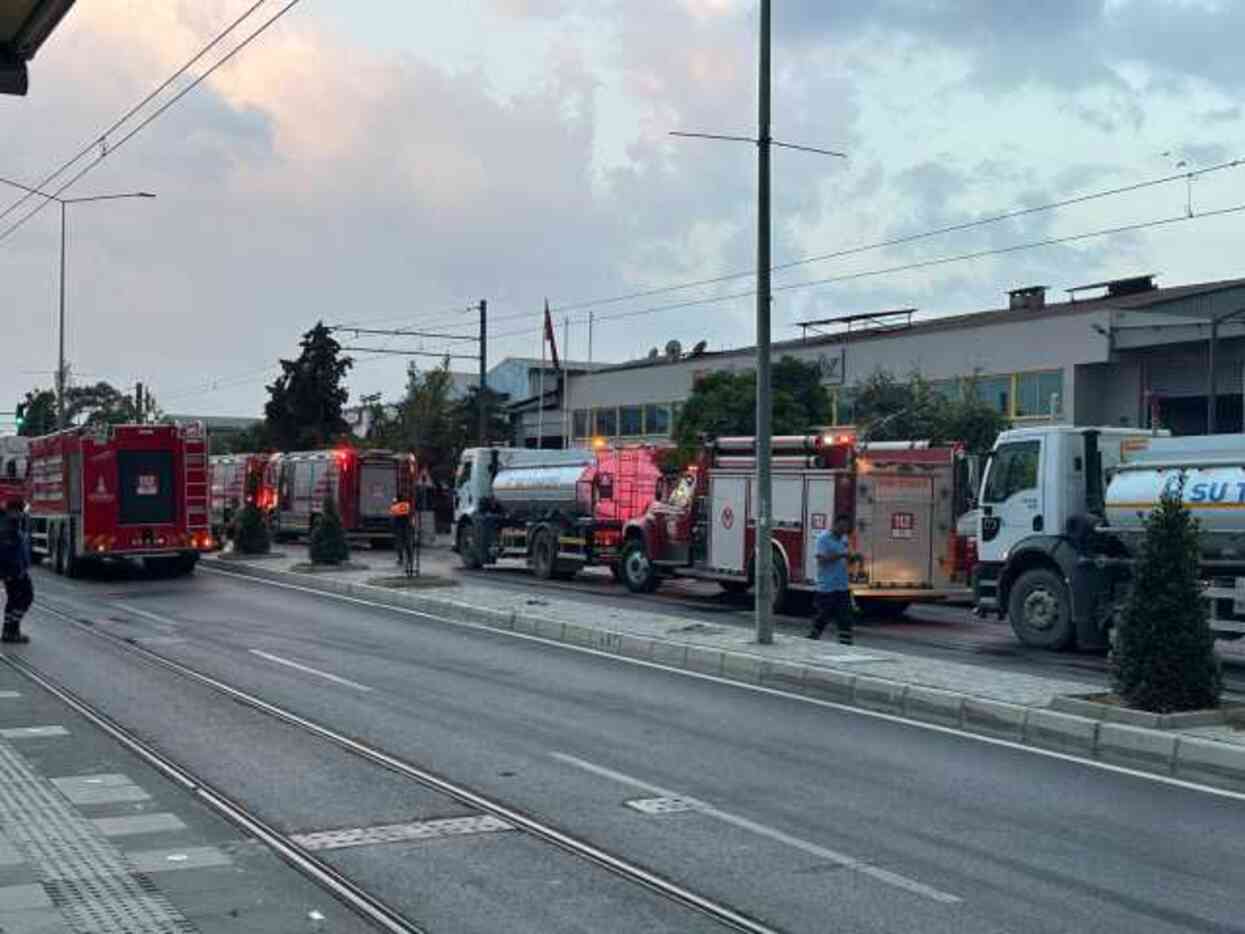 İzmir Çiğli'de kauçuk ve plastik fabrikasında yangın! Ekipler olay yerine sevk edildi