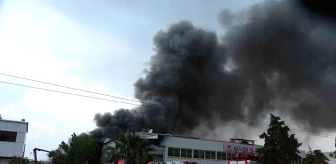 İzmir Çiğli'de Metal Kaplama Fabrikasında Çıkan Yangın Kontrol Altına Alındı