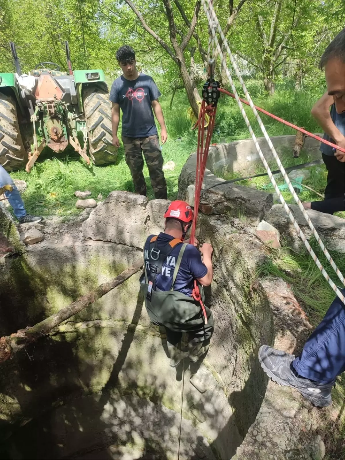 Malatya'da su kuyusuna düşen dana itfaiye tarafından kurtarıldı