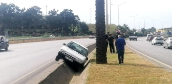 Antalya'da kaza: Otomobil yağmursuyu tahliye kanalına devrildi