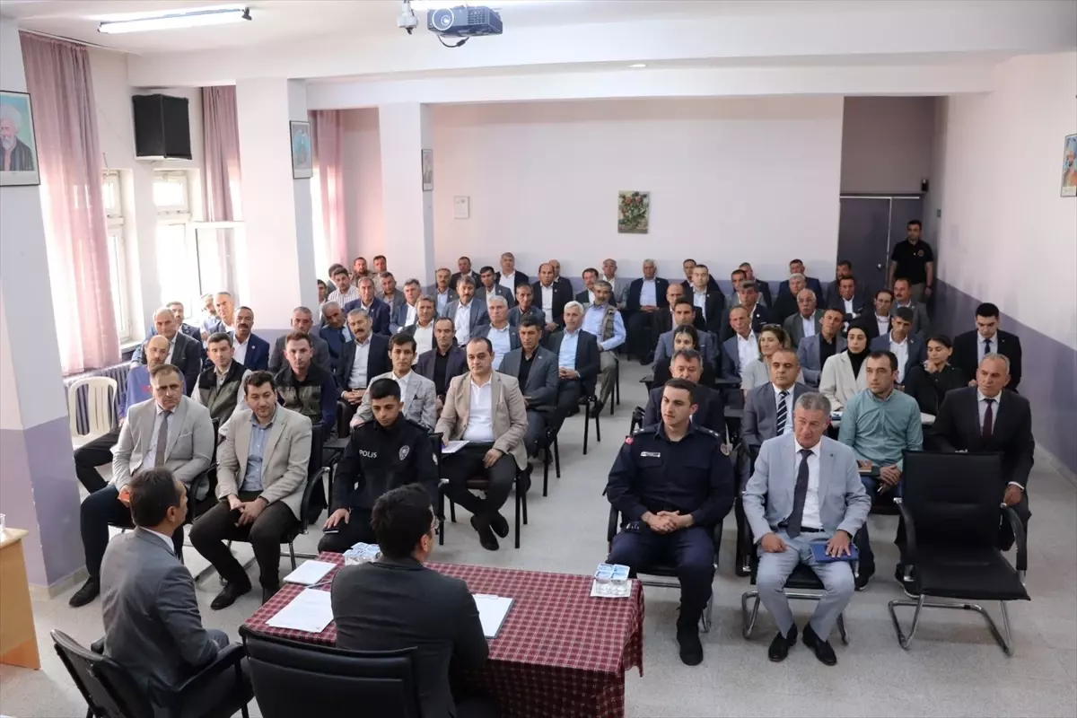 Selendi Kaymakamı Halil İbrahim Okumuş, muhtarlarla bir araya geldi