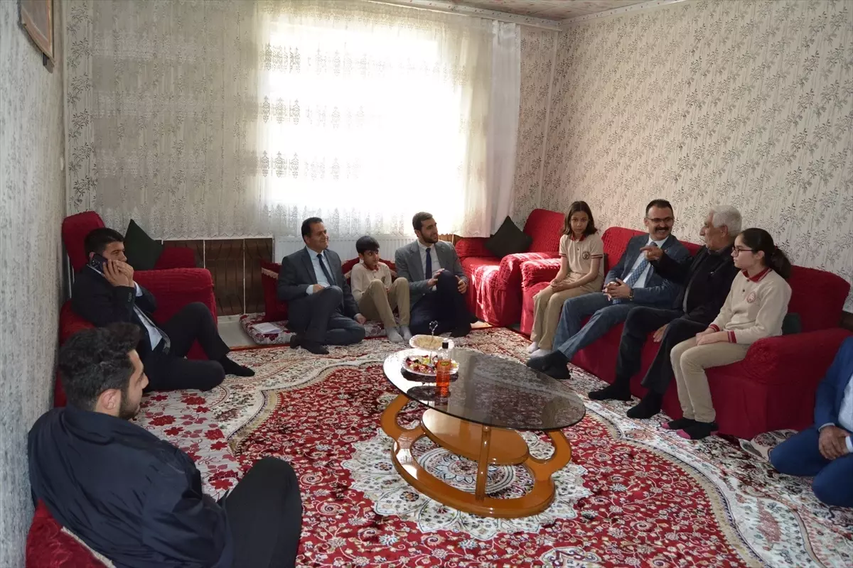 Şemdinli Kaymakamı Ali Ekber Ateş Şehit Ailelerini Ziyaret Etti