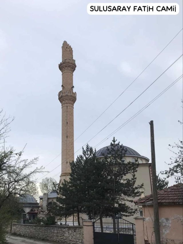 Tokat'ta 5,6'Lık deprem nedeniyle cami minaresi yıkıldı