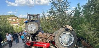 Uşak'ta traktör kazası: Sürücü hayatını kaybetti, eşi ağır yaralandı