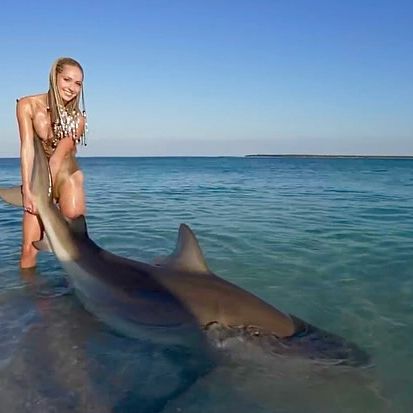 Yakaladığı köpek balığının üstüne oturan model Natalie Reynolds, kalçasından yaralandı