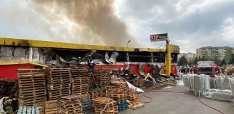 İzmit'teki Market Yangını 2 Saatte Kontrol Altına Alındı