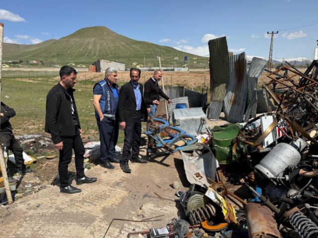 Yeni başkan talimat verdi! Zabıtalar Patnos'taki hurdacıları tek tek dolaşıp belediye araçlarının parçalarını arıyor
