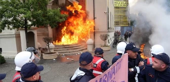 Avrupa ülkesinde yolsuzluk protestosu! Belediye binasını ateşe verdiler