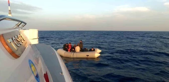 Çanakkale'de Yunan Sahil Güvenlik Ekipleri Tarafından Geri İtildikten Sonra Kurtarılan 14 Kaçak Göçmen